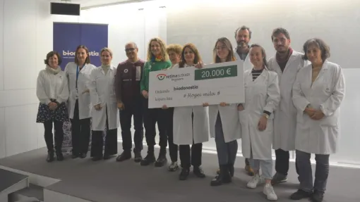 Fotografía de grupo de la entrega del cheque de 20.000 euros a Biodonostia para investigar las distrofias hereditarias de retina