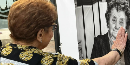 Ascensión López Posando junto a la fotografía de su hermana Josefa