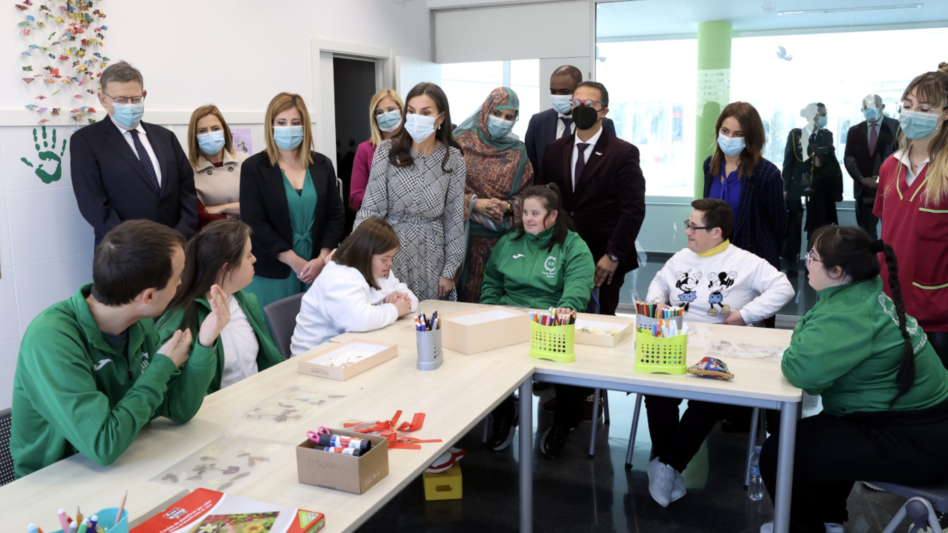Su Majestad la Reina visitando un aula