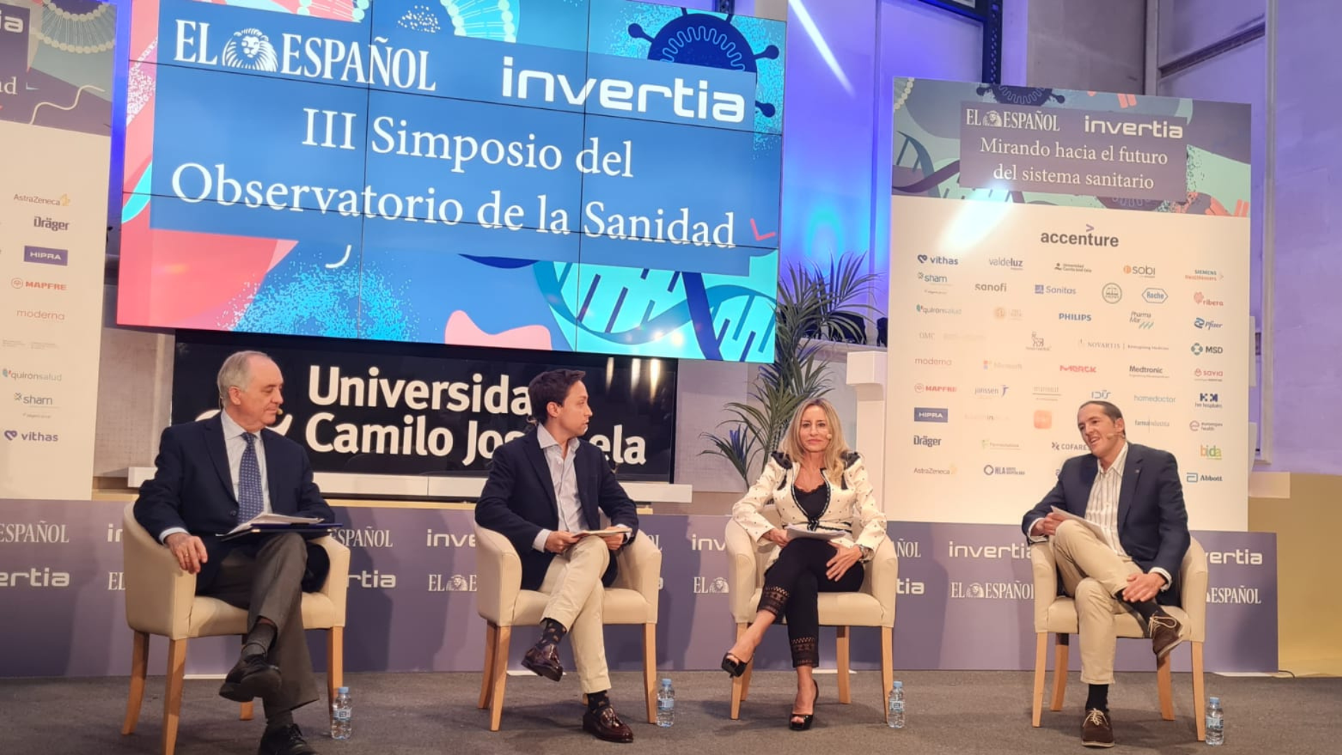 Daniel de Vicente sentado en una silla junto a otros ponentes