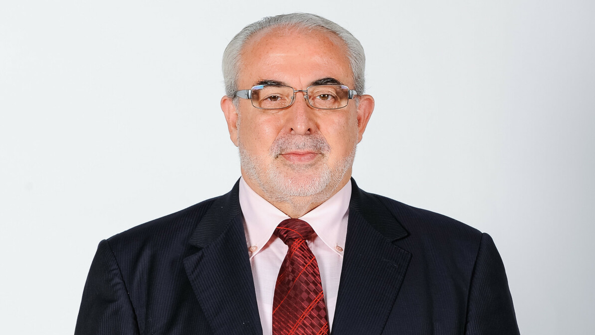 Fotografía de plano medio de Don José Luis Mendoza