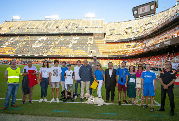 Fotografía de familia tras el partido.