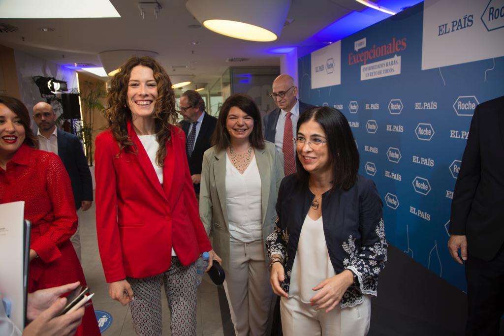 Fotografía entre Alba Ancochea y la Ministra de Sanidad.