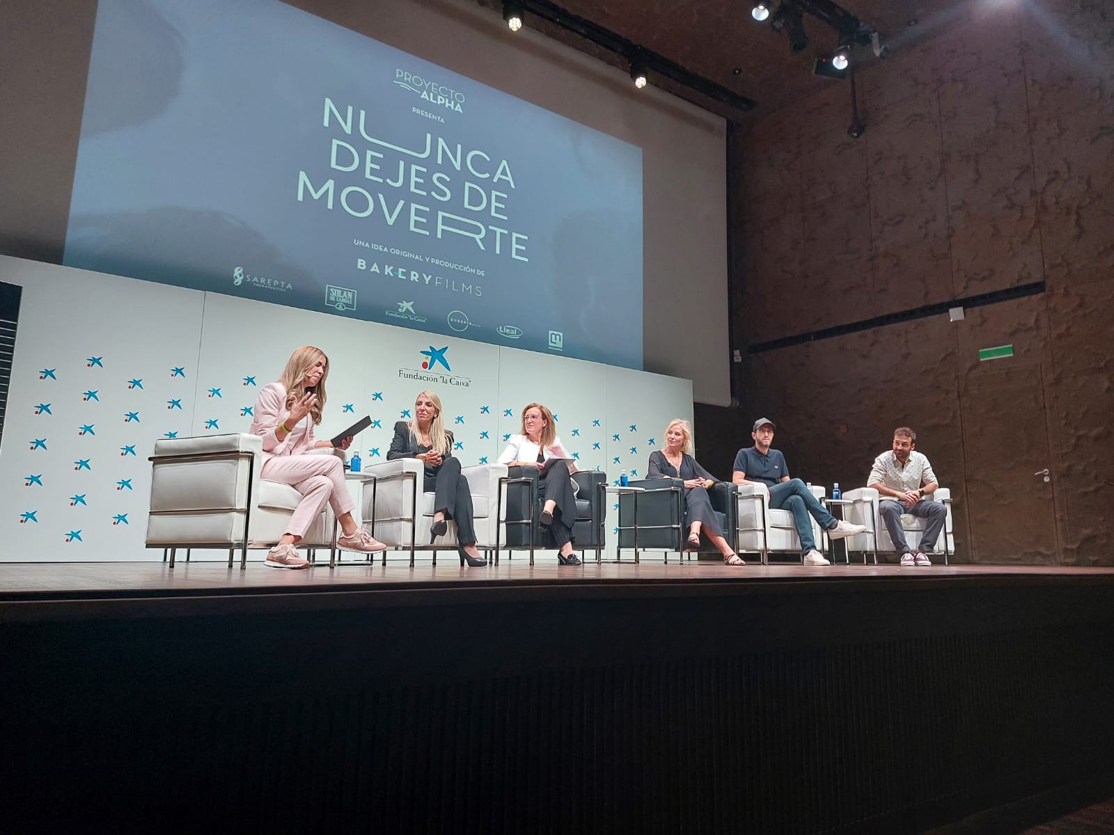 De izquierda a derecha, María, presentadora de Zapeando y otros formatos; Jéssica, presidenta de Proyecto Alpha y Mónica Rodríguez, de FEDER.