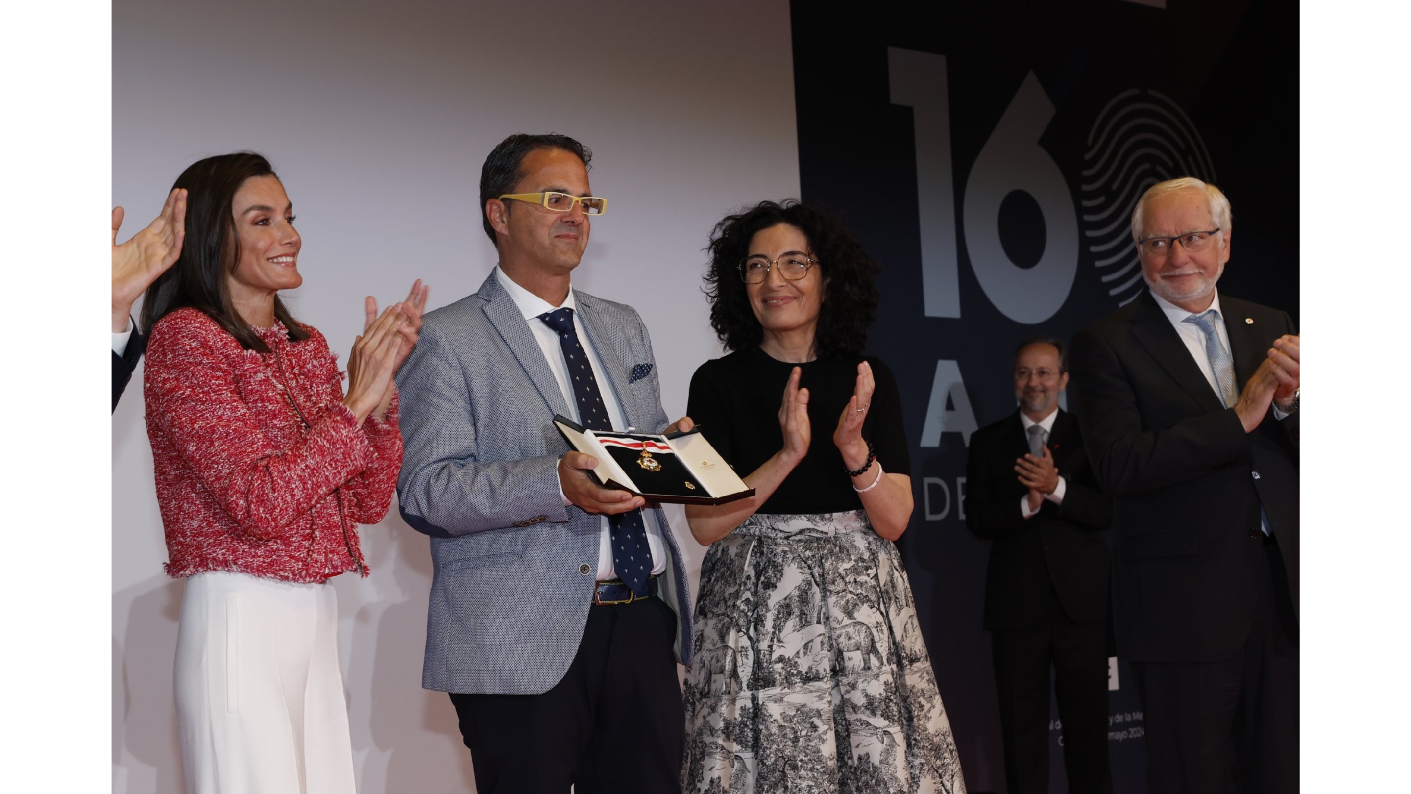 Juan Carrión recibiendo la medalla de oro de Cruz Roja Española 2024 de la mano de SM la Reina