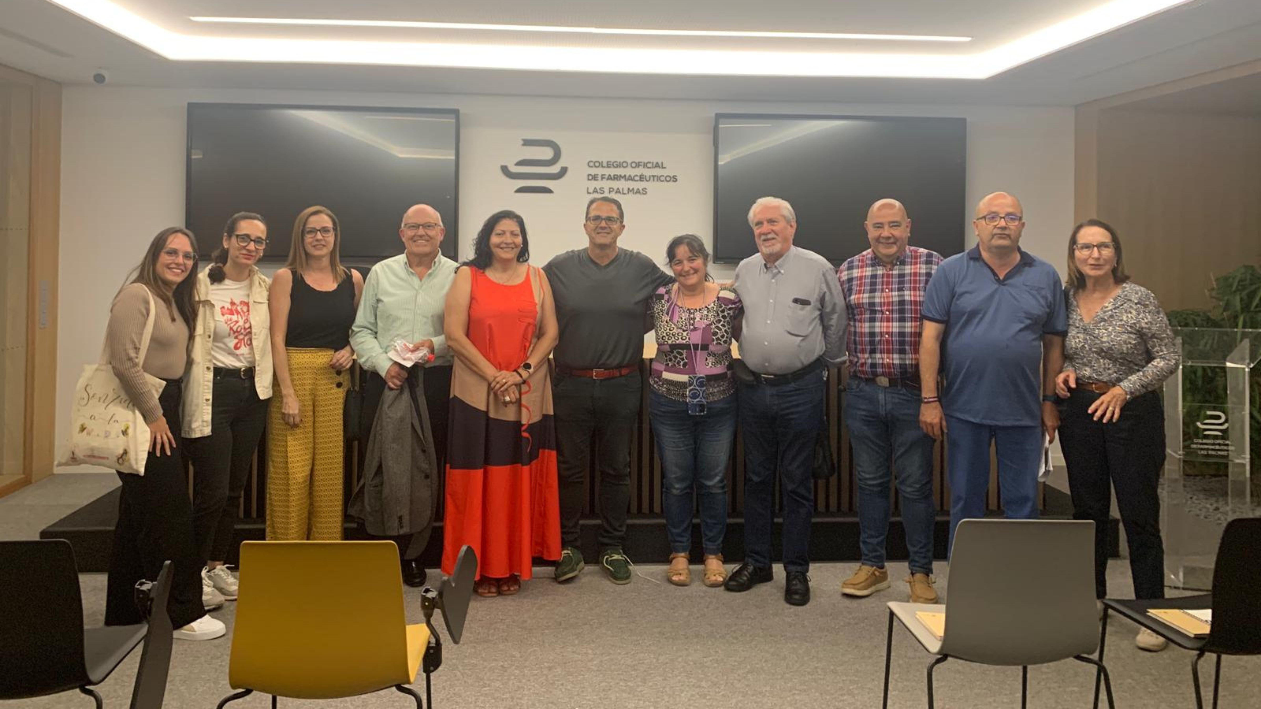 Fotografía de familia entre el movimiento asociativo canario tras la reunión.