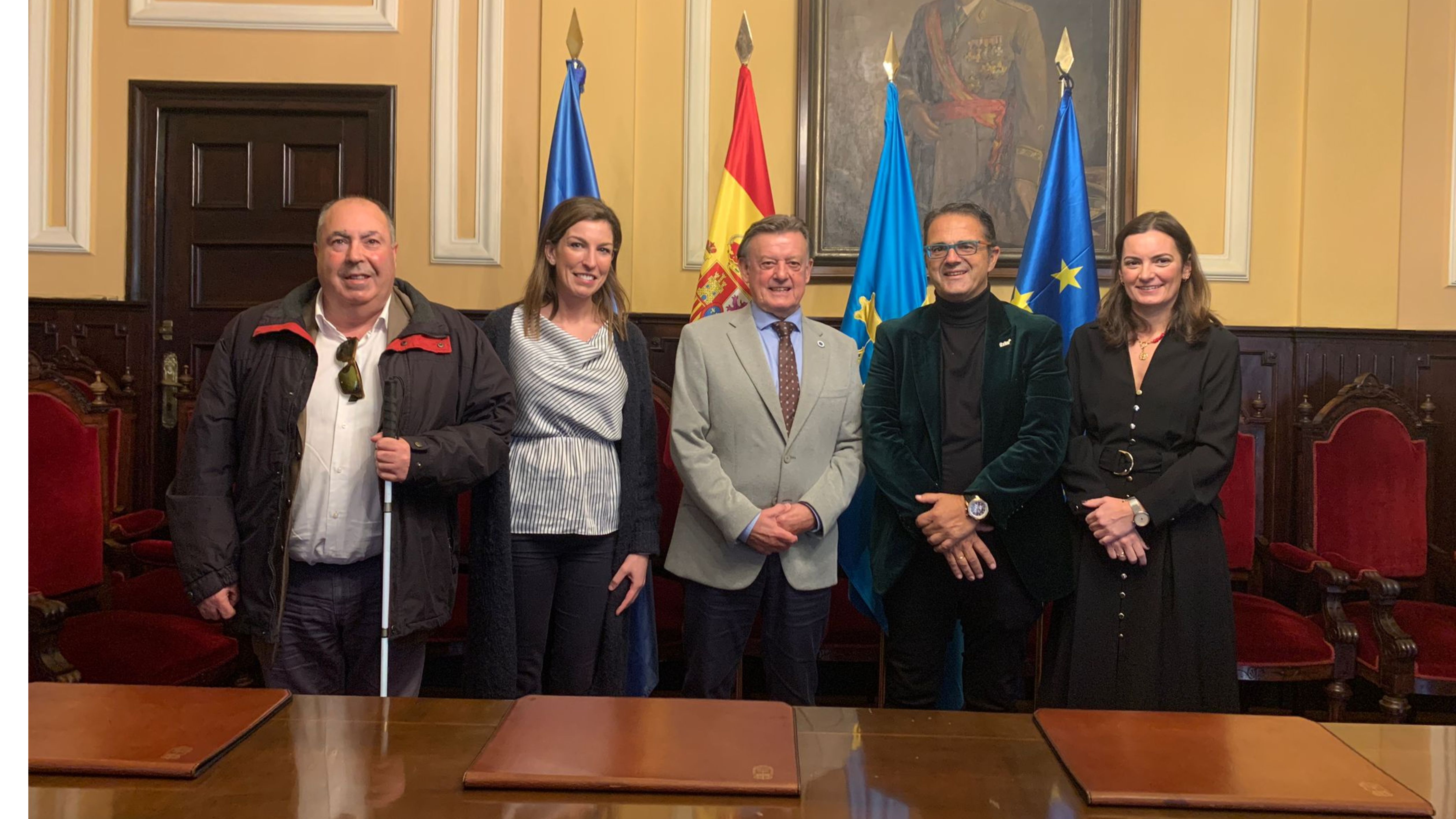Fotografía entre representantes del Ayuntamiento y FEDER.