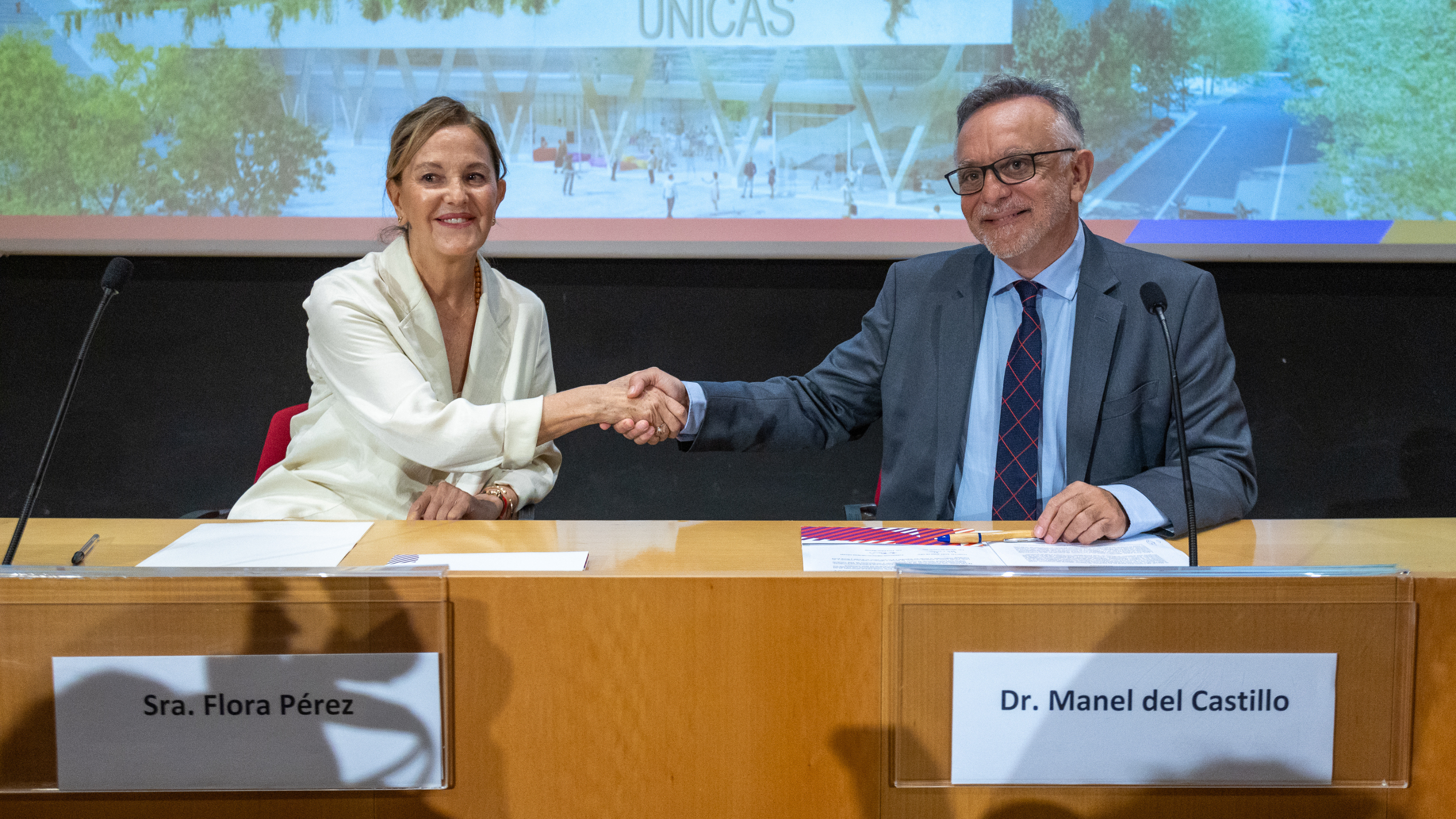 Flora Pérez y Manel de Castillo en la firma del convenio