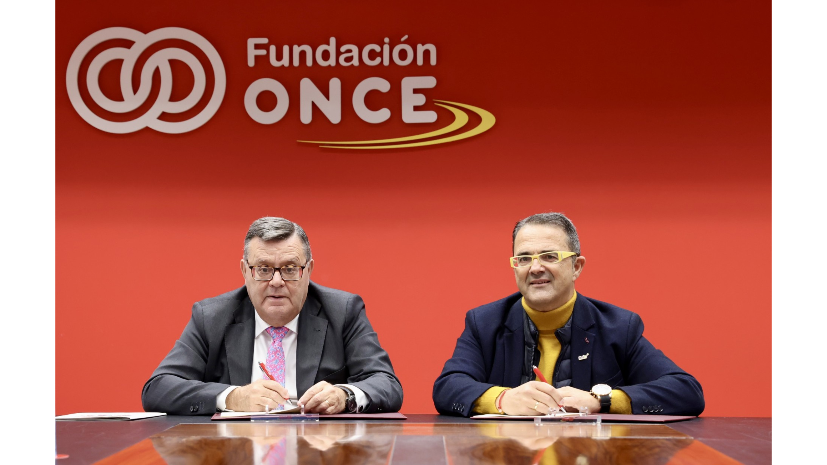 Firma del convenio entre el director general de esta entidad, José Luis Martínez Donoso, y Juan Carrión Tudela, presidente de FEDER
