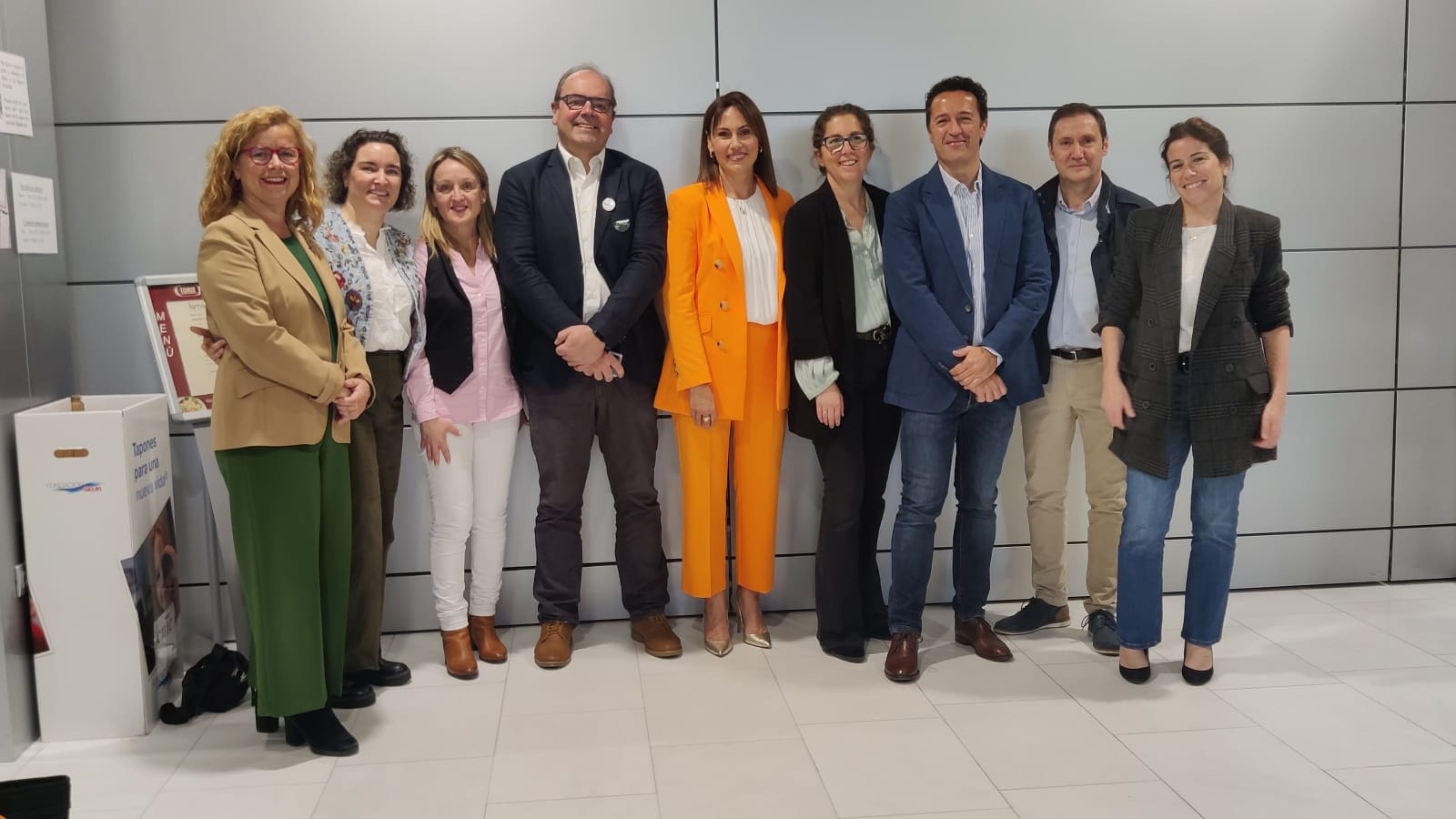 Foto de familia de representantes de FEDER y Fundación Inocente tras la entrega de ayudas.