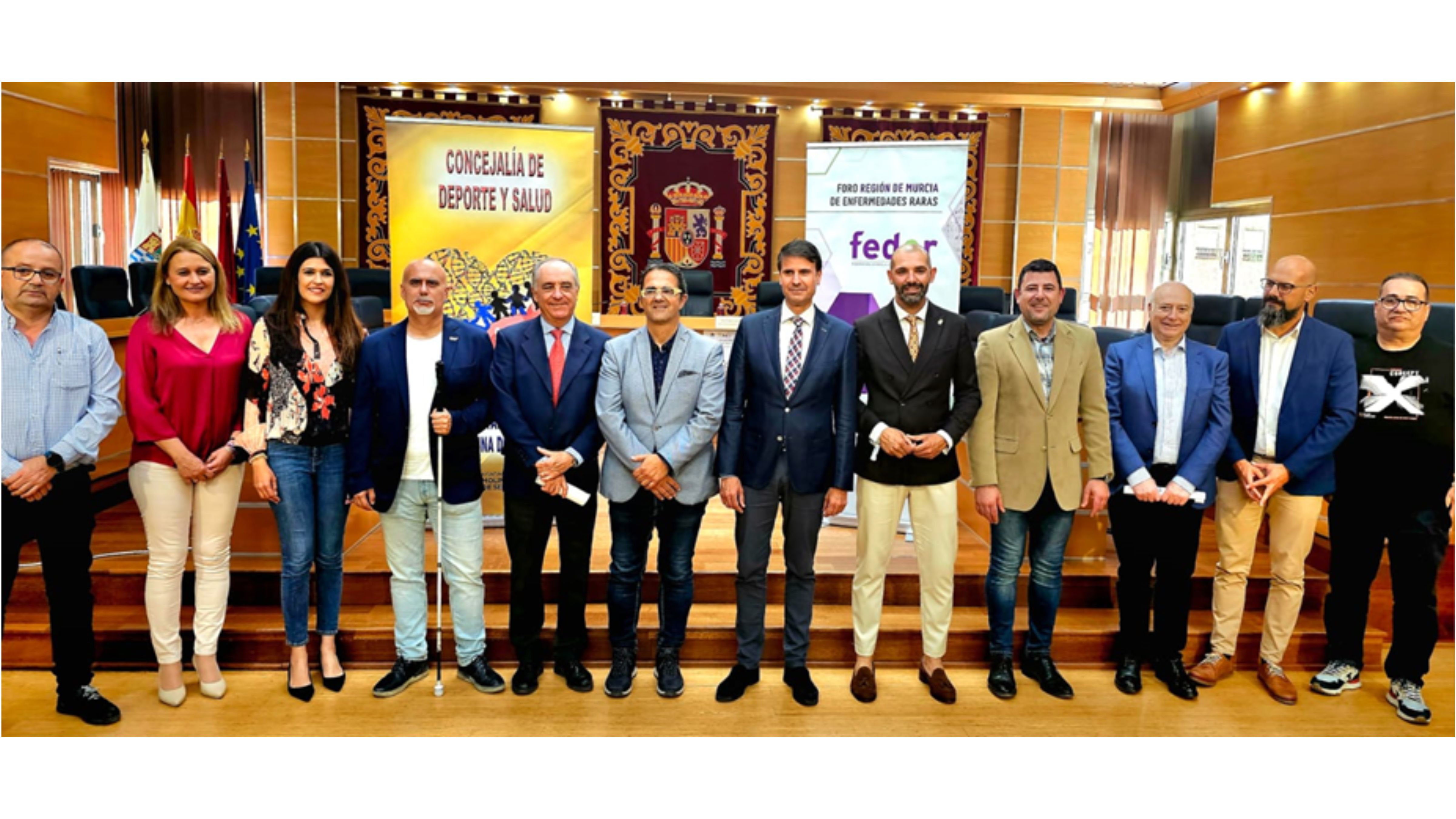 Fotografía de familia entre autoridades y representantes de pacientes durante el Foro.