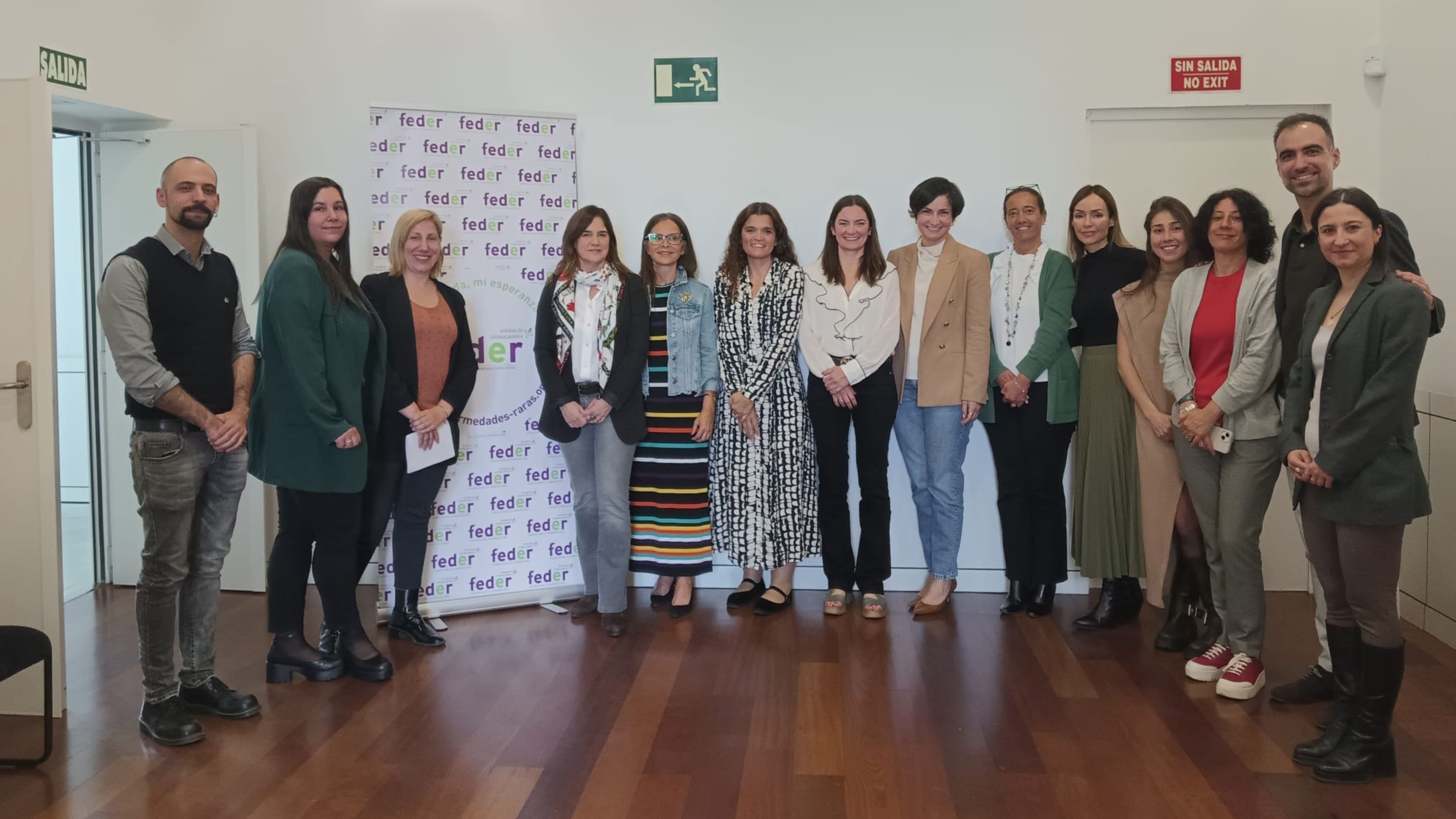 Fotografía de familia entre los asistentes de la reunión.