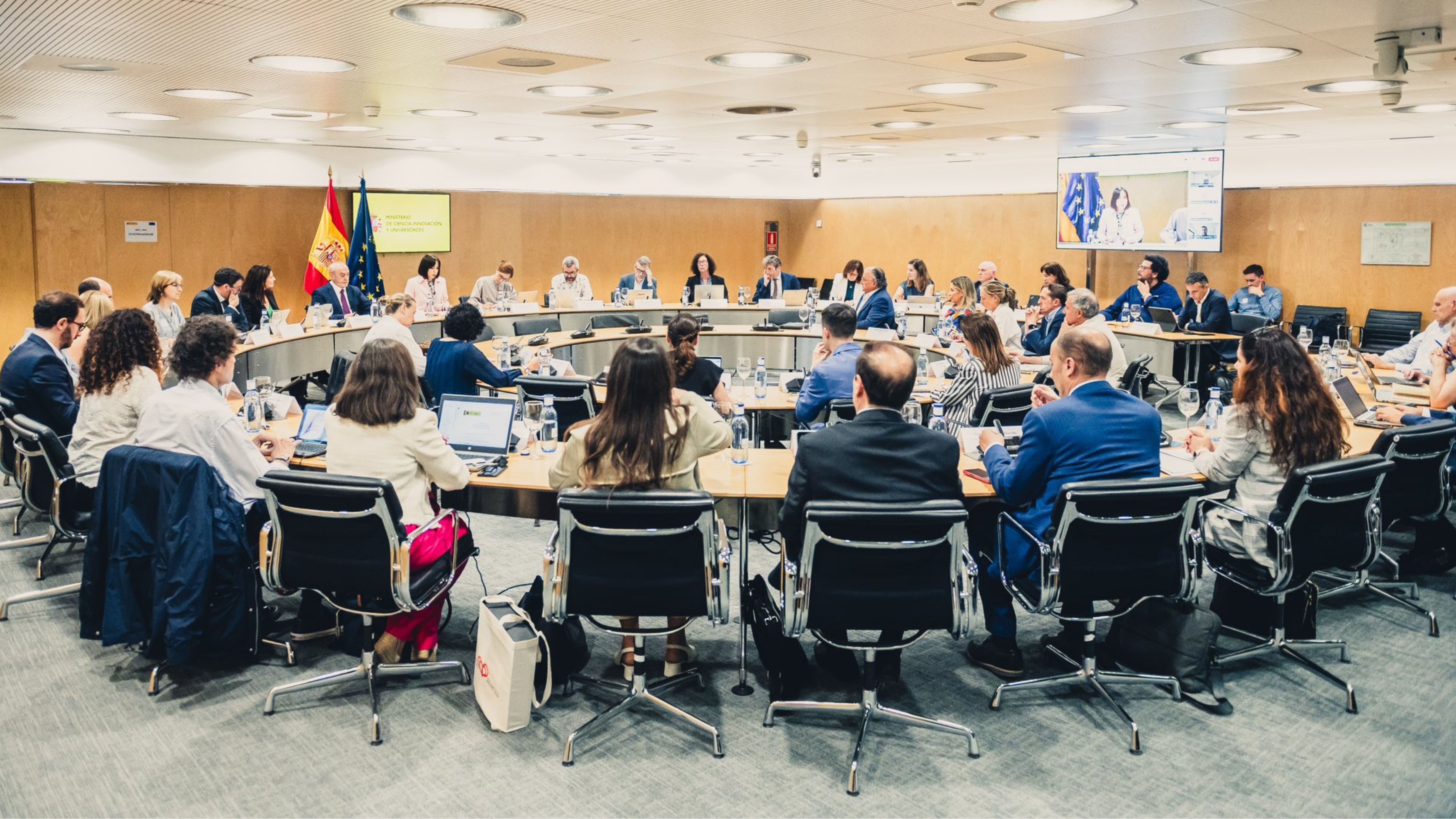 Fotografía durante la reunión.