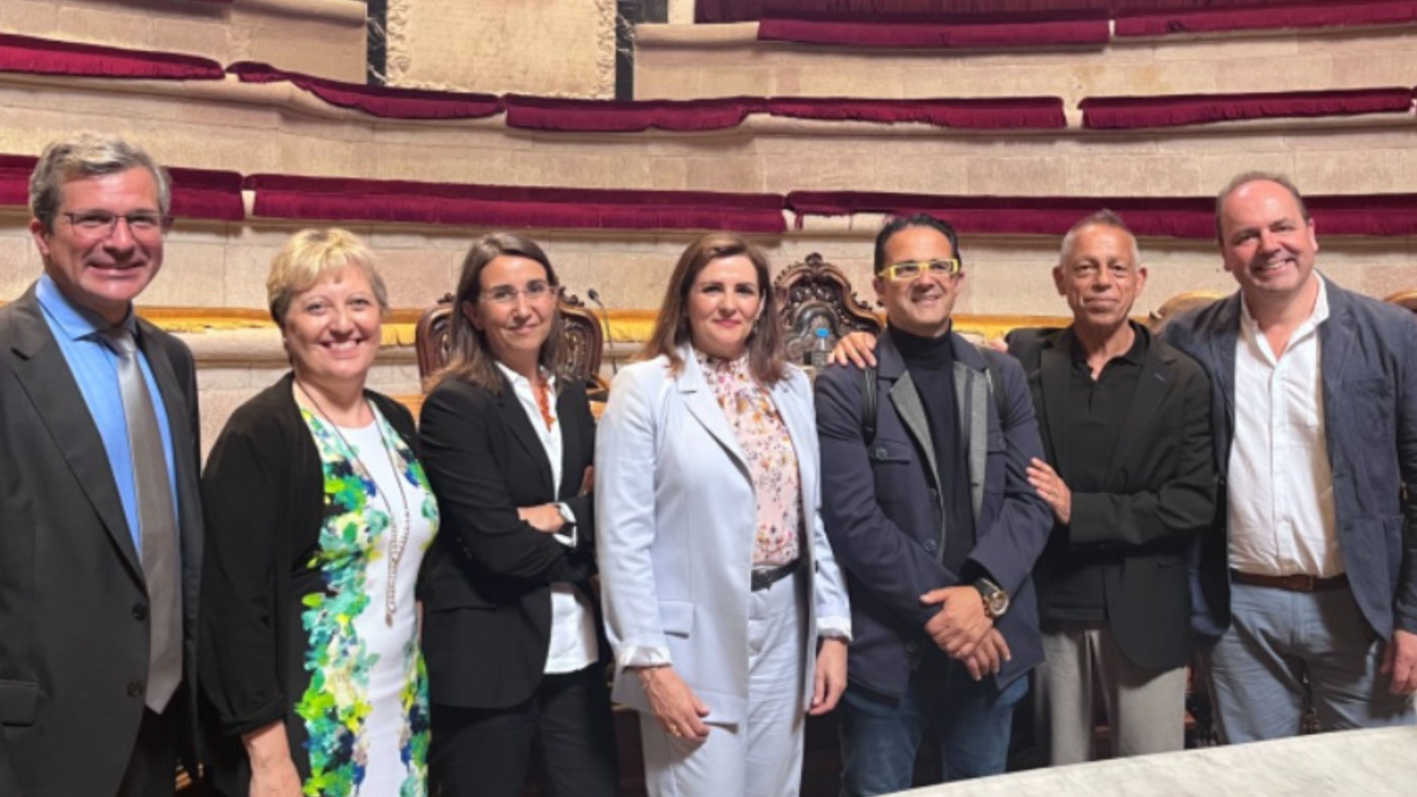 Fotografía de los intervinientes de la jornada, entre ellos los representantes de FEDER.