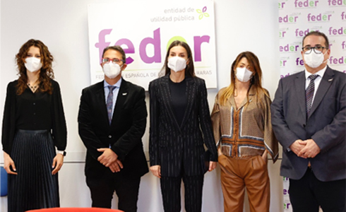 Su Majestad la Reina junto a representantes de FEDER durante la reunión (© Casa de S.M. el Rey).
