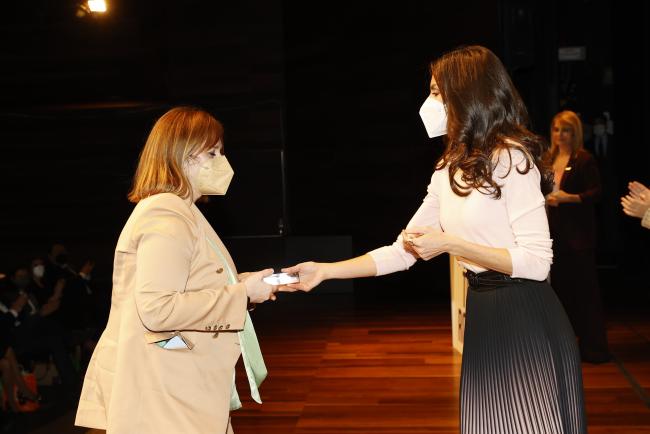 Su Majestad la Reina durante la entrega de los Reconocimientos FEDER 2022 (© Casa de S.M. el Rey).