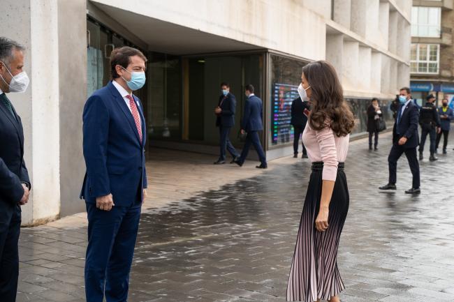Saludos institucionales al inicio del acto.
