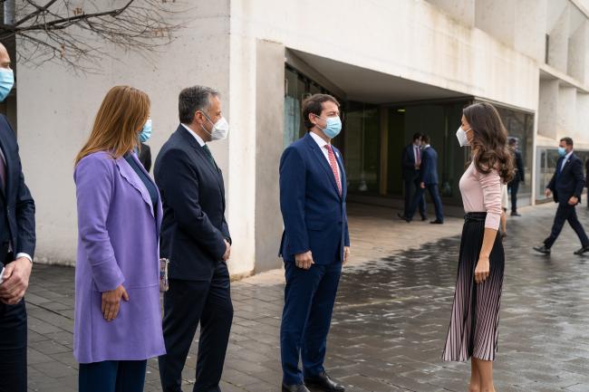 Saludos institucionales al inicio del acto.