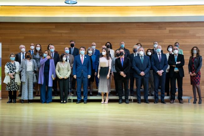 Fotografía institucional de familia antes del acto.