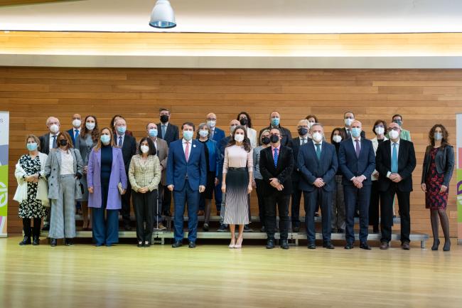 Fotografía institucional de familia antes del acto.