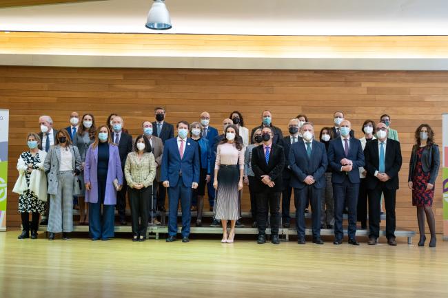 Fotografía institucional de familia antes del acto.