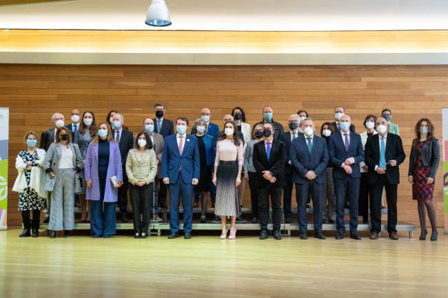 Fotografía institucional de familia antes del acto.