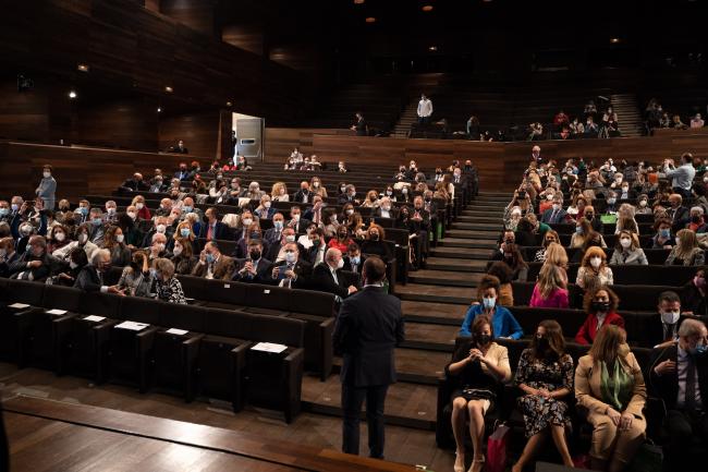 Entrada de Su Majestad la Reina al acto.