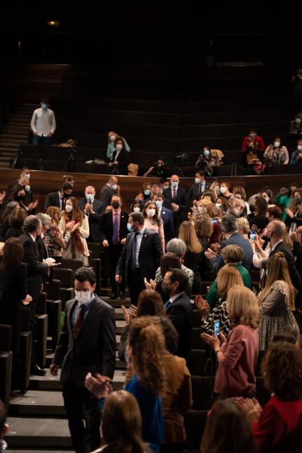 Entrada de Su Majestad la Reina al acto.