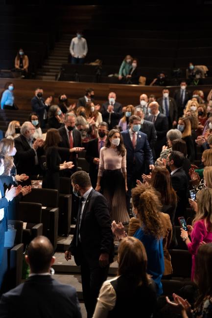 Entrada de Su Majestad la Reina al acto.