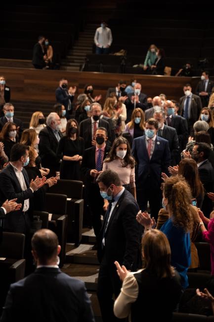 Entrada de Su Majestad la Reina al acto.