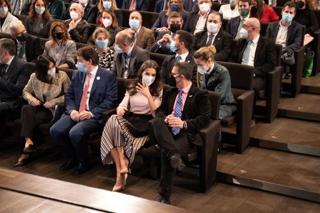 Entrada de Su Majestad la Reina al acto.