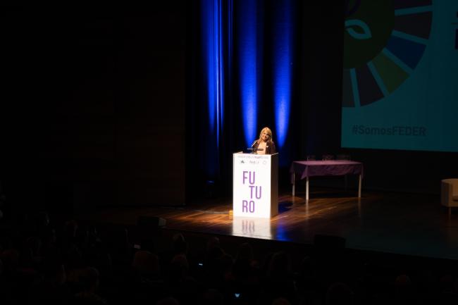 Lourdes Maldonado durante la moderación del acto.