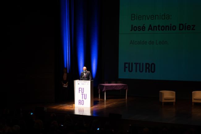 Lourdes Maldonado durante la moderación del acto.