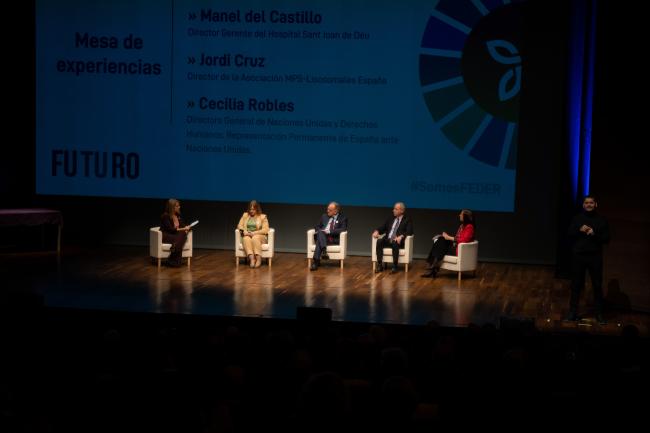Mesa de experiencias durante el acto.