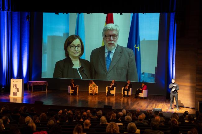 Mesa de experiencias durante el acto.