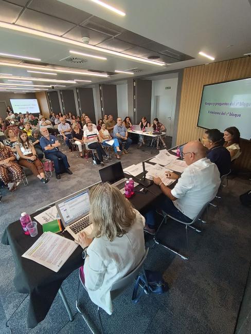 Fotografía de la Asamblea desde detrás de la mesa.