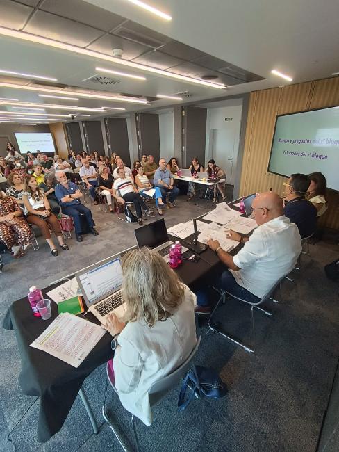 Fotografía de la Asamblea desde detrás de la mesa.