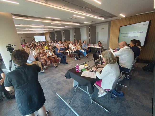Fotografía de la Asamblea desde detrás de la mesa.