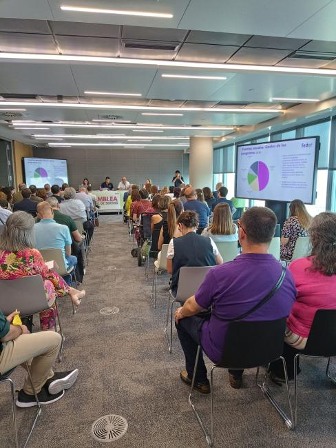 Fotografía de la asamblea desde detrás.