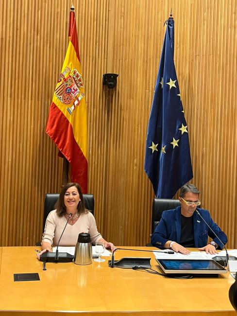 Juan Carrión junto a Francina Armengol.