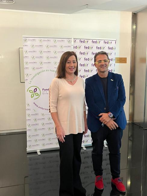 Juan Carrión junto a Francina Armengol.