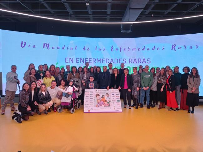 Fotografía de familia tras la presentación.