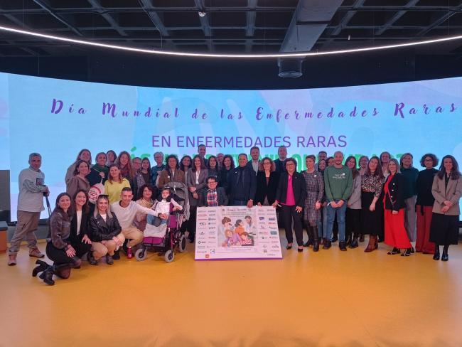 Fotografía de familia tras la presentación.