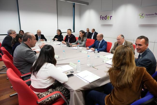 Su Majestad la Reina durante la reunión de trabajo de FEDER