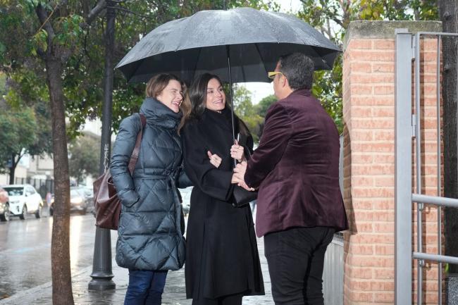 Doña Letizia recibe el saludo del presidente de la Federación Española de Enfermedades Raras, Juan Carrión