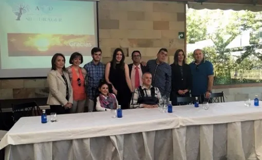Miguel Ángel Pino, junto con representantes de la familia FEDER y el tejido asociativo de ER, durante la presentación de ASYD.