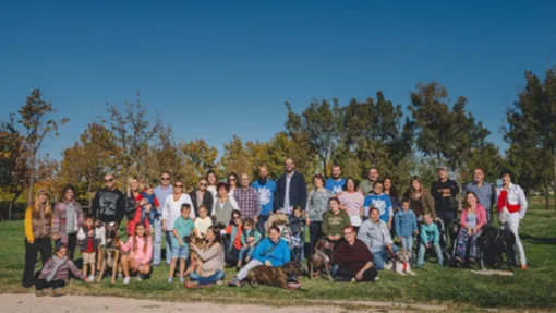 Fotografía de grupo de la Asociación de Artrogriposis Múltiple Congénita