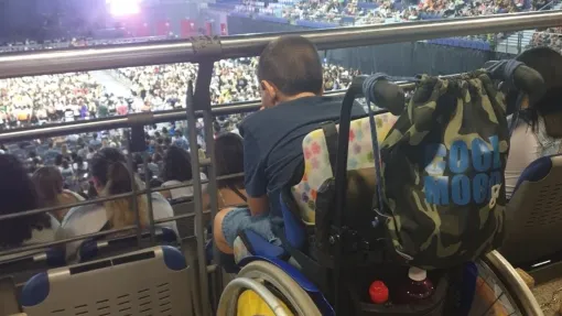 Fotografía de Juan (de espaldas) durante un concierto.