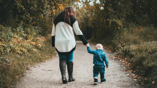 Fotografía de archivo: mujer y niño de espaldas