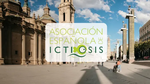 Logo de ASIC superpuesto a una imagen de la plaza del pilar de Zaragoza